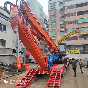 13.8-Meter Long 45-50ton Excavator Pile Driving Arm Has a Pile Driving Hammer Depth of 6-12-Meter for Sy365